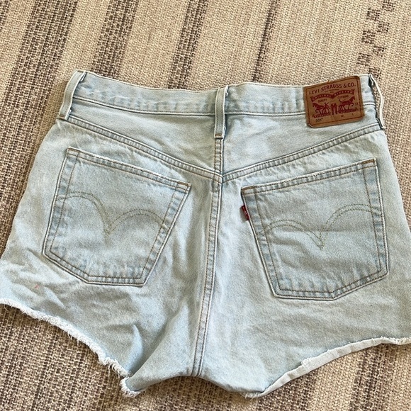 Levi’s 501 Light Wash Jean Shorts - Picture 2 of 6